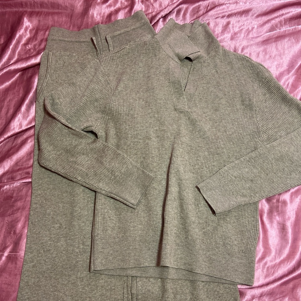 Uniqlo 2-Pieced Knit Ribbed sweater and pants loungewear size Small